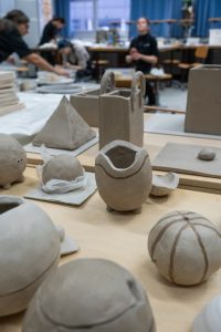 Drei Tage, zwei Hände, unendlich viel Ton – der Keramikworkshop der 6Bb