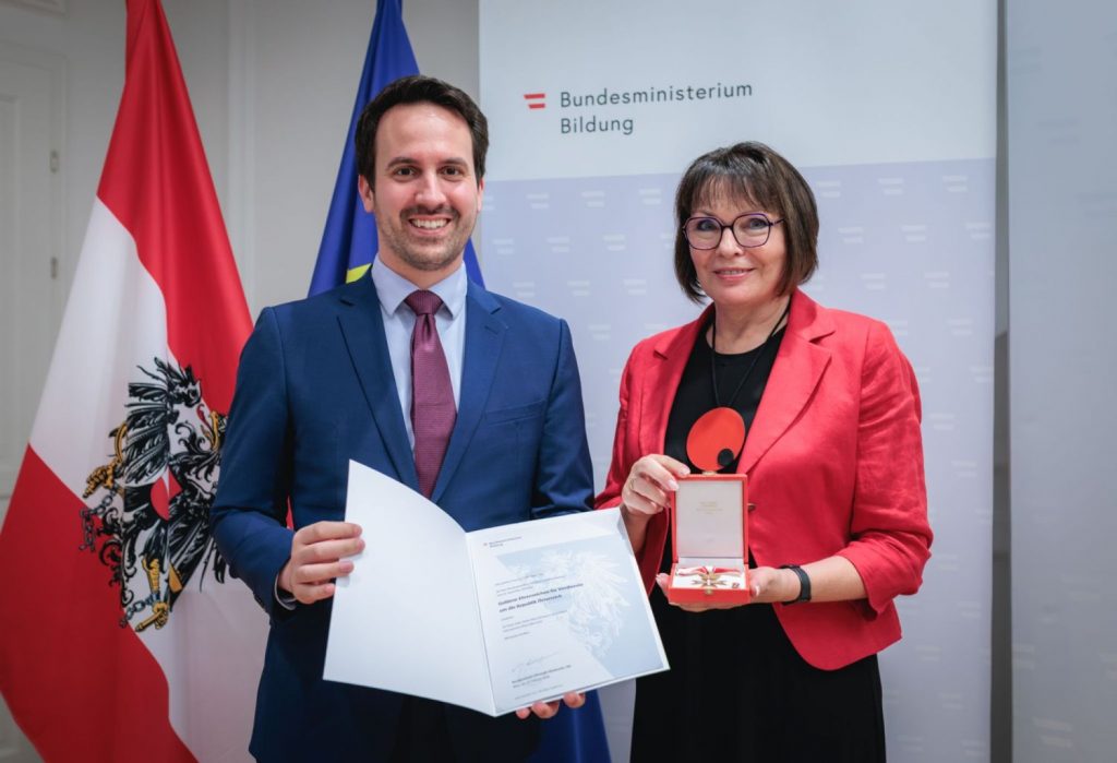 Bildungsminister Martin Polaschek und Ministerin Schramböck mit Verdienstmedaille im Bundesministerium für Bildung, Wissenschaft und Forschung.